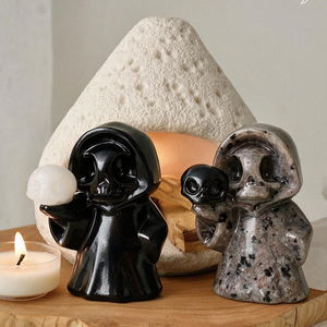 Statue sculptée de sorcier fantôme en jade vert, cristal naturel, pour décoration d'Halloween, ornement de maison, bureau et Noël, vente en gros - Product Image 3