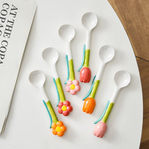 Cuillère en céramique à motif floral 3D peinte à la main, avec long manche, idéale pour les filles sur Instagram. (Ceci fait référence à un - Product Image 1
