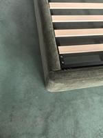 Sommier en bois avec tissu en lin vert, lit rembourré en tissu pour un design élégant