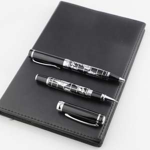 Stylo de qualité avec motif de corrosion personnalisé en relief noir et corps argenté, avec carte du monde en relief - Product Image 5