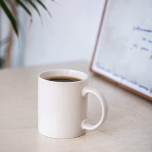 Mug à café en porcelaine blanche de 11 oz, tasse en céramique vierge avec grande poignée, personnalisable par sublimation, style nordique pour café, thé, latte - Product Image 3