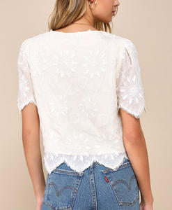 Novedad de Verano 2026: Blusa Corta Casual para Mujer con Bordado Floral, Escote en V Profundo, Cierre de Lazo y Dobladillo con Flecos - Product Image 2