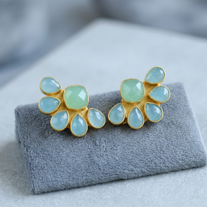 Boucles d'oreilles clous en or jaune plaqué avec pierres précieuses facettées en chalcédoine aqua et préhnite, sertissage clos, cadeau idéal pour fiançailles, mariage ou fête - Product Image 3