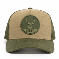Casquette de chasse structurée en daim kaki avec patch circulaire en caoutchouc motif cerf et empiècement en maille vert olive pour la chasse, la faune et les activités de plein air