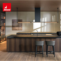 Armoire de cuisine en placage de noyer foncé de style Wabi Sabi italien sur mesure Alland avec armoire de présentation à grille métallique et double îlot