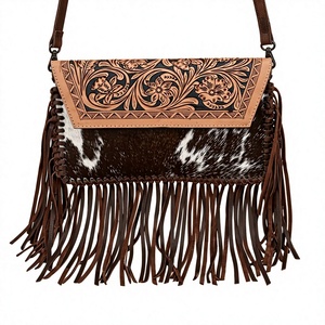 Sac à bandoulière de voyage léger en cuir véritable style bohème avec imprimé vachette et franges à pompons, fermeture à rabat à sangle unique - Product Image 1