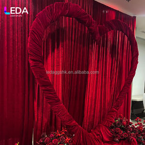 Fondo Decorativo LEDA de Lujo con Corte de Corazón Rojo, Tela Elegante para Propuesta de Matrimonio, Boda, Evento de Alta Gama - Product Image 3