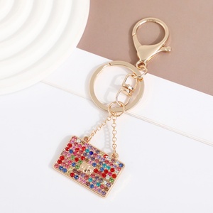 Llavero de Aleación con Incrustaciones de Diamantes Estilo K, Colgante de Moda para Bolsos con un Toque Metálico de Lujo - Product Image 5