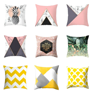 Housse de coussin carrée abstraite moderne Amity, luxueuse, imprimée numériquement, géométrique, en peluche, pour la maison et l'hôtel - Product Image 1