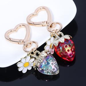 Porte-clés en métal rétro personnalisé créatif, motif fraise et cœur mignon, ornement pour sac ou clé de voiture, cadeau personnalisé - Product Image 4