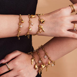 Regalos <span class=keywords><strong>de</strong></span> Navidad <span class=keywords><strong>de</strong></span> alta calidad Chapado en PVD 18 oro <span class=keywords><strong>pulsera</strong></span> <span class=keywords><strong>de</strong></span> acero inoxidable circón borla corazón Jingle Bell encantos <span class=keywords><strong>pulsera</strong></span> Mujer - Product Image 2