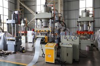 Presse hydraulique à quatre colonnes 200 tonnes utilisée pour la production en série de persiennes dans les ateliers