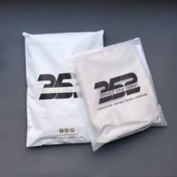 Bolsas Personalizadas con Cierre y Acabado Mate, Impresión en Negro - Empaque de Poliéster Mate para Ropa Deportiva y Prendas de Vestir