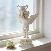 Statue de planteur en résine de chérubin debout - Effet pierre, sculpture d'ange majestueuse avec urne pour une grande entrée et une décoration de jardin de luxe