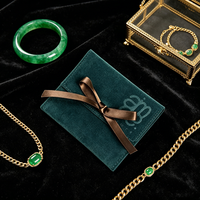 Pochette de rangement pour bijoux en velours avec rabat estampé du logo personnalisé et lien en ruban