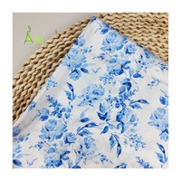 Tissu satiné 100% polyester écologique imprimé de fleurs bleues, doux pour les robes, les vêtements, les pyjamas et les accessoires pour filles