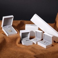 Boîte d'emballage de bijoux en papier de similicuir blanc vert d'art