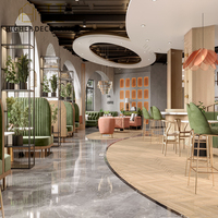 Design d'intérieur de restaurant de café chic, vitrine en bois avec éclairage LED, ensemble de meubles de table et de chaises de café