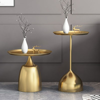 Table d'appoint moderne de luxe or, bleu et noir avec design latéral élégant en métal pour chambre et salon, tables basses pour usage domestique