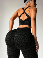 Ensemble de sport sans couture imprimé léopard pour femme : Leggings taille haute froncés aux fesses et brassière de sport dos croisé – Tenue de yoga et d'entraînement