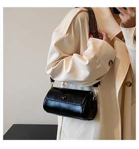 กระเป๋าสะพายข้างหนัง PU สำหรับผู้หญิง สายสะพายไหล่กว้างปรับได้ สไตล์เรโทรสุดฮิต ทรงกระบอกเล็ก กระเป๋าสะพายทรง Messenger - Product Image 6