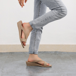 Nouvelles sandales pour femmes à la mode ceinture croisée talon bas semelle épaisse veste d'extérieur <span class=keywords><strong>pied</strong></span> pantoufles décontracté <span class=keywords><strong>plat</strong></span> chaussures pour femmes - Product Image 4