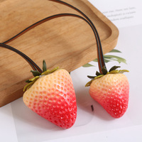 Porte-clés pendentif sac en forme de fraise tendance, accessoires de décoration mignons en résine 3D, corde de suspension créative pour porte-clés