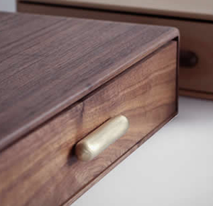 Soporte para Monitor de Madera de Nogal Macizo con Cajón de Almacenamiento - Product Image 3