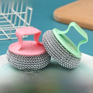 Cepillo de limpieza con bola de acero y mango largo para el hogar, cepillo con mango de plástico y acero, práctico utensilio para lavar platos. - Product Image 1