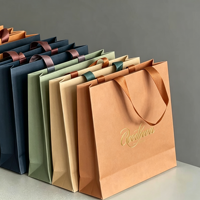 Sac d'emballage élégant pour parfum en papier kraft, finition plastifiée sur carte blanche personnalisée, conception robuste et résistante pour exposition
