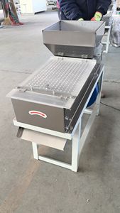 Máquina Peladora Industrial Automática de 200KG/H de Capacidad para Remover la Piel de Cacahuetes Tostados y Secos con Motor - Product Image 2