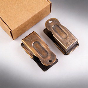 นกหวีดสัญญาณทหารพลร่มสหรัฐฯ และนกหวีดคริกเก็ต EDC ของเล่นบีบคลายเครียดที่ปลายนิ้ว สลักโลโก้ โลหะทองแดง - Product Image 1