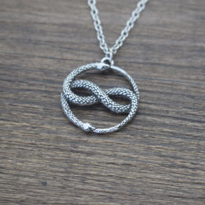 สร้อยคอแม่มดแบบกอธิค ลายงูโอโรบอรอสกินกินหางเอง เครื่องประดับสำหรับผู้ชาย - Product Image 2