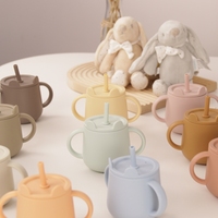 Gobelets en Silicone pour bébé et enfant en bas âge, tasse d'entraînement avec poignées et bec verseur, tasse de paille anti-éclaboussures pour nourrissons 8.5 oz