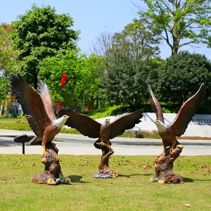 Estatua de tamaño real simulación águila calva pájaro grande fibra de vidrio gigante poliresina Animal escultura para decoración de jardín al aire libre