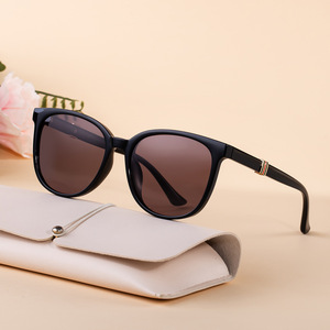 Nuevas gafas de sol polarizadas ultraligeras de montura grande a la moda para mujer, UV400, lentes TAC de metal TR, color negro - Product Image 1