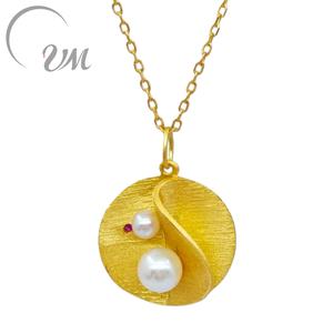 เครื่องประดับ UM เงินแท้ 925 ชุบทอง สร้อยคอจี้มินิมอล มุกน้ำจืดธรรมชาติ ประดับเพทายสีแดง ของขวัญแต่งงานสำหรับทุกเพศ NGTC - Product Image 1