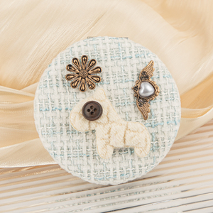 กระจกขนาดกะทัดรัดพับได้ทำจากผ้าที่น่ารักกระจกแต่งหน้าแบบพกพาสองด้านสำหรับเด็กผู้หญิงกระจกพวงกุญแจเดินทางผ้านุ่ม - Product Image 2