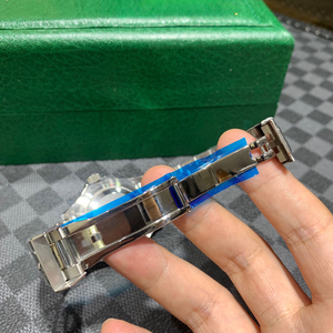 Sublimé par la luminescence bleu glacé, même dans la nuit, il peut afficher une brillance éblouissante. Montre mécanique - Product Image 4