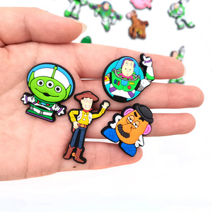 Nouveauté en gros, breloques de chaussures en PVC souple, design de dessin animé Toy Story Buzz Woody Strawberry Bear, décoration personnalisée, accessoires de bricolage - Product Image 5