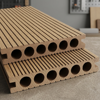 Tarima de Exterior de WPC Resistente al Agua, de Bajo Mantenimiento, con Aspecto de Madera Cepillada, para Proyectos Residenciales