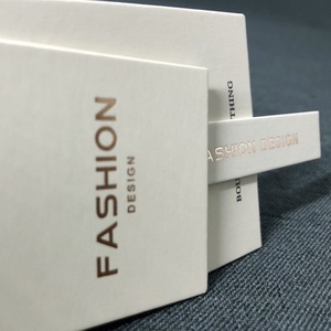 ป้ายกระดาษคราฟท์พิมพ์ลายตามสั่ง ปั๊มนูน ปั๊มฟอยล์ ป้ายราคา ป้ายห้อย ป้ายกระดาษสำหรับกางเกงยีนส์ เสื้อผ้า และเครื่องแต่งกาย - Product Image 6