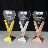 Trophée en métal doré en forme de V, design en verre cristal vierge, élégant, directement de l'usine – Médailles et Plaques