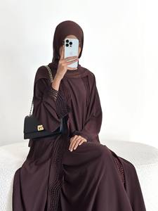 Set Abaya Elegante a Due Pezzi Loriya con Vestaglia Esterna con Volant e Pizzo e Vestito Interno per Donne Musulmane, Moda Islamica - Product Image 4
