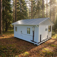 Maison de conteneurs spacieuse et luxueuse avec véranda privée et aménagement personnalisé pour cabane de vacances dans la cour