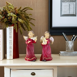Decoraciones Navideñas de Ángel Rojo de Resina Vintage, Ángel Niña con Arpa y Violín para el Hogar o la Sala de Estudio - Product Image 1