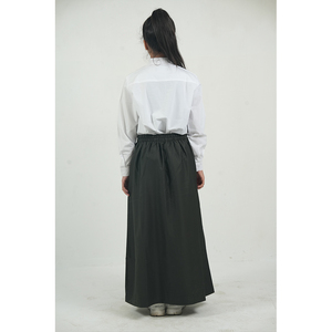 ชุดนักเรียนหญิงแบบกำหนดเอง เสื้อเชิ้ตสีขาวผ้าฝ้าย 95% ผสมอีลาสเทน 5% กระโปรงยาวสีดำ สำหรับเด็กประถม - Product Image 3