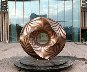 Escultura Abstracta de Acero Inoxidable Dorado, Estilo Moderno, Decoración Exterior para Plazas Comerciales y Espacios Arquitectónicos - Product Image 1