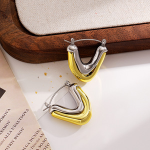 Pendientes de aro de acero inoxidable con forma geométrica de V, chapados en oro de 18k, diseño moderno, joyería de moda para mujeres y niñas. - Product Image 1