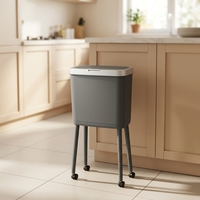 Lixeira de Cozinha Móvel com Rodas, Design de Pernas Altas, Tampa Articulada, Borda Dourada, Antiodor, Plástico Ecológico